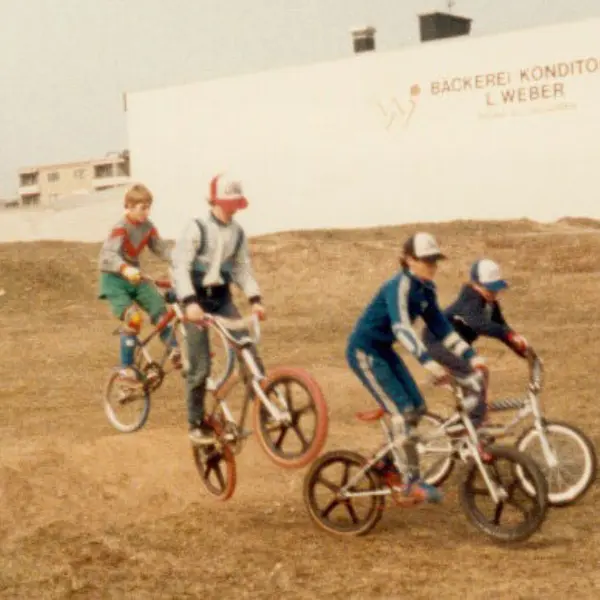 Thomas Göring auf der selbstgebauten BMX Strecke in der Karlsruher Rheinstrandsiedlung 1984