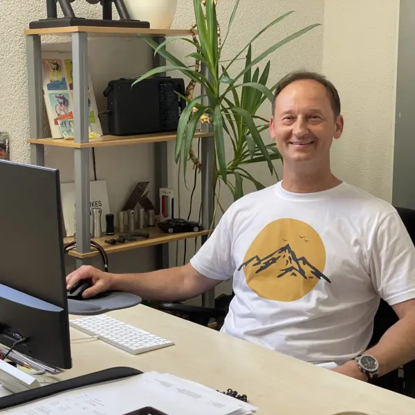 TG an seinem Schreibtisch in den KHE Headquarters. 2025.