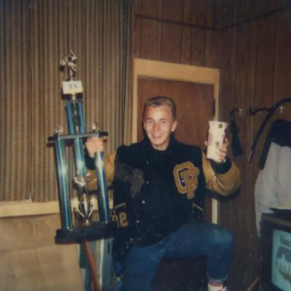 Bernd Schneider mit dem Pokal vom Contest in Venice Beach, 1984