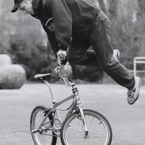 Bernd Schneider bei einem Fotoshooting für die WAZ, 1993