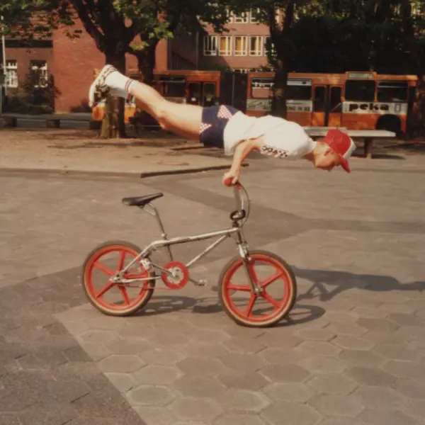 Bernd Schneider auf dem merkwürdigen Mike Dominguez Prototyp Rahmen circa 1985