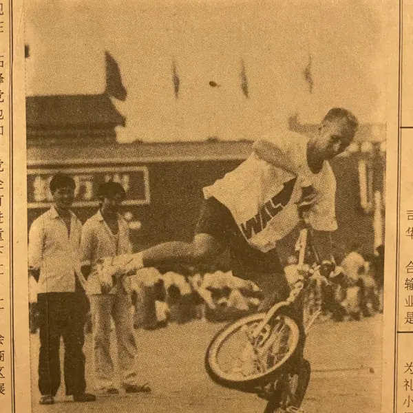 Bernd Schneider in der chinesischen Tageszeitung nachdem er auf dem Tian'anmen-Platz gefahren ist