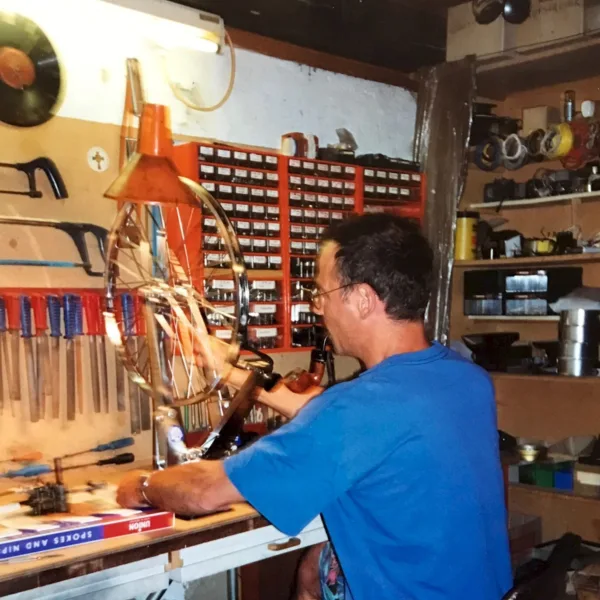 Bei der Arbeit in der Grammophon-Werkstatt seines Vaters in Österreich