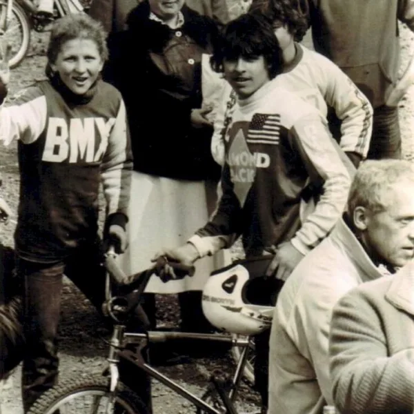 Ivi bei seinem ersten Rennen in Remagen. Im Hintergrund sein Vater mit Hut davor seine Schwester