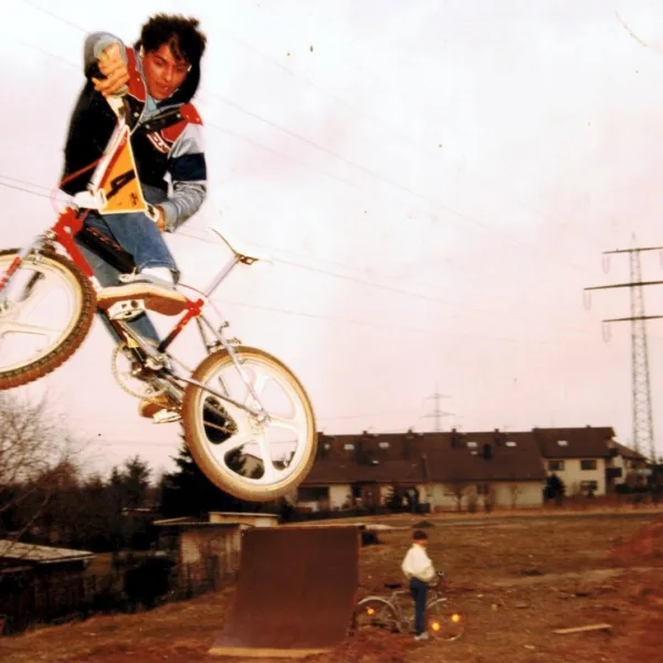 Mit dem gelben Plate der Superclass