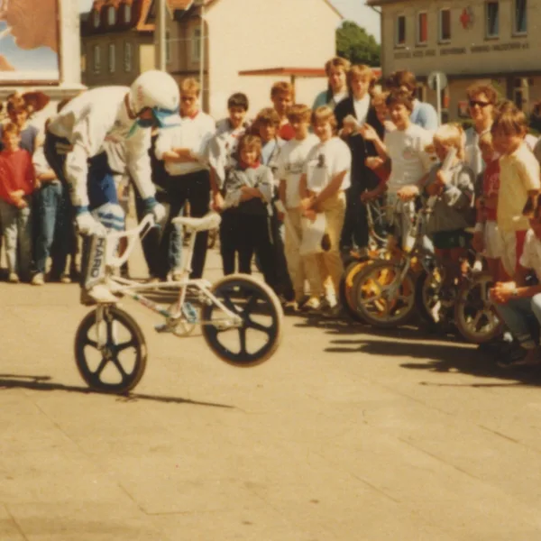 Fronthops auf der eigens dafür entwickelten Gabel in Hamburg, 1985. Foto: Thommy Schuster