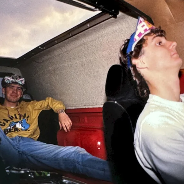 Patrick chillin' mit Brian Blyther am Steuer, 1986