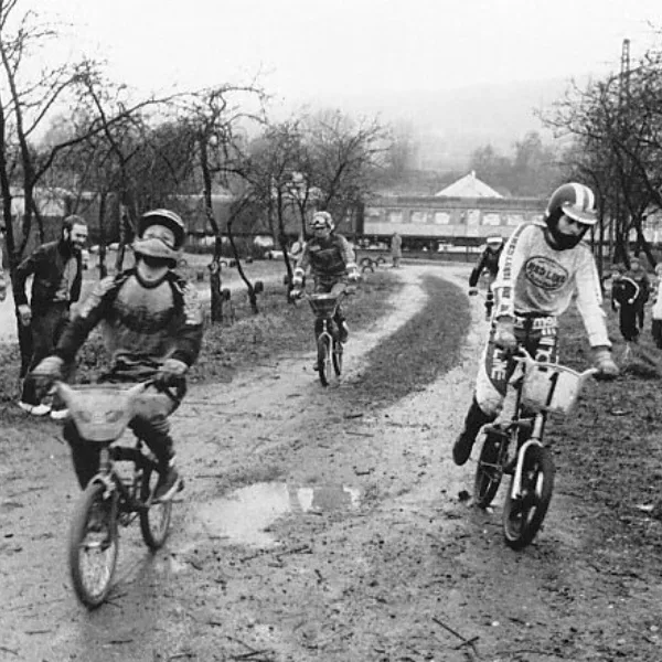 Andreas Tittmann (1) mit Hall of Famers Uli Heidkamp (SE) und Ekkehardt Teichreber (links neben Uli) im Ziel von Remagen