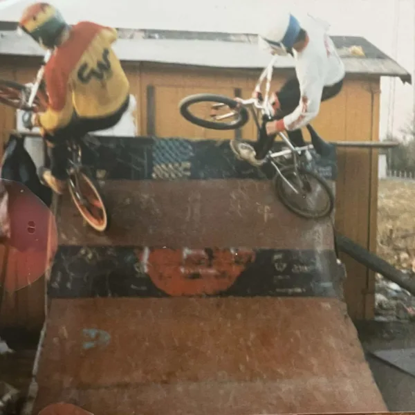 Double Kickturn auf der Quarterpipe am Plaza