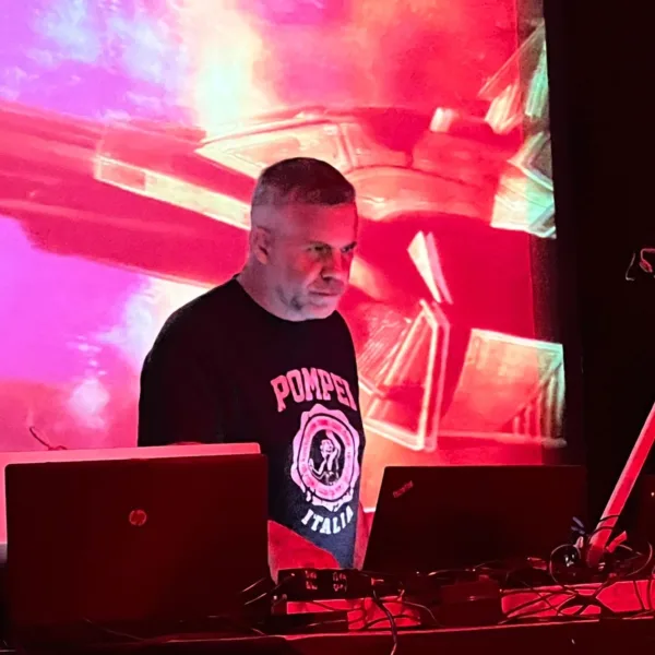 Frank alias Endo Monk auf der Bühne vor eigener Kunst. Photo: J.Quadt