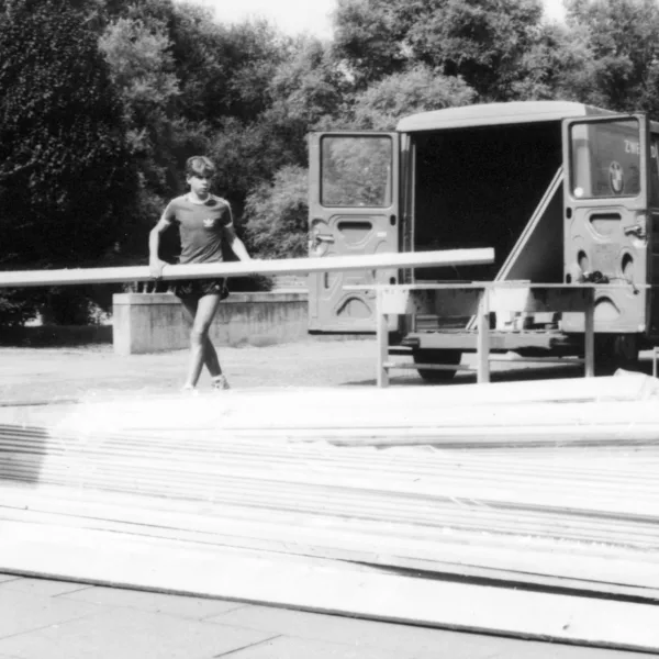 Zweirad Jung half mit Geld und Transporter