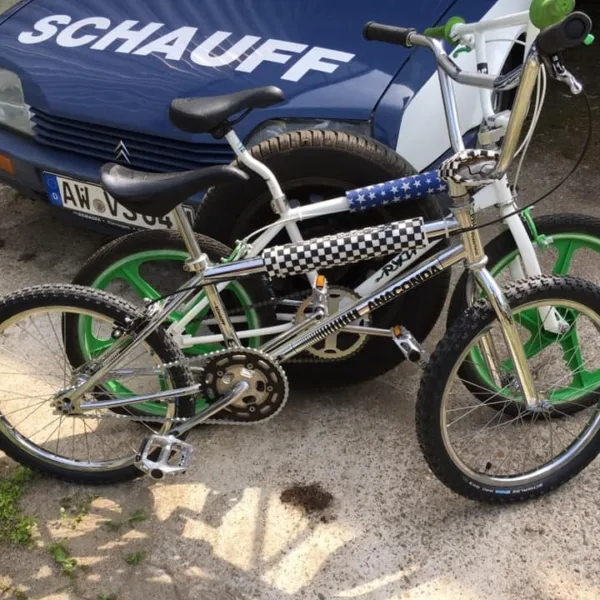 Anaconda und Rattlesnake vor dem berühmten Schauff Servicewagen