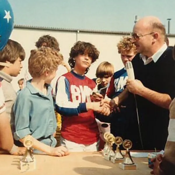 Hans Schauff überreicht die Trophys auf der Golden Mile