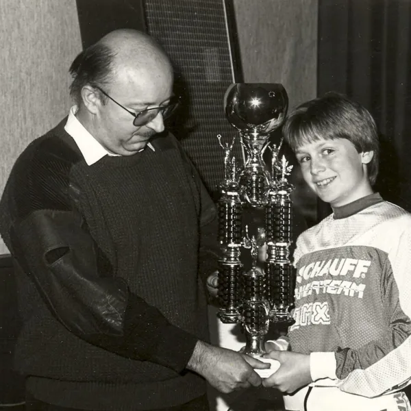 Hans Schauff überreicht Michael Zimmer den Preis, 1982