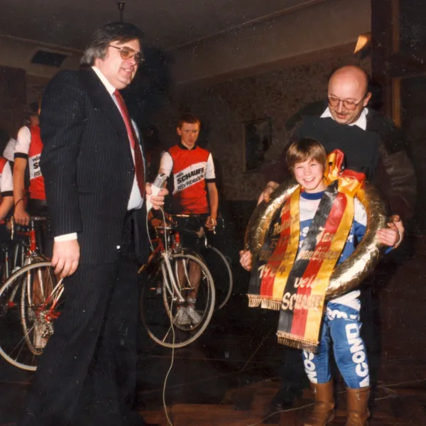 Jan van Eijden wird Pokalmeister 1984. Links daneben Rolf D. Meissner (RIP)