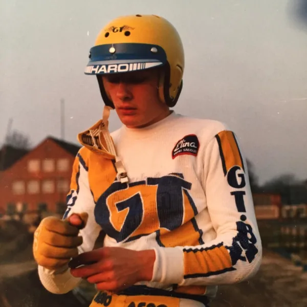 In Elles GT Uniform vor der GT-Sponserschaft