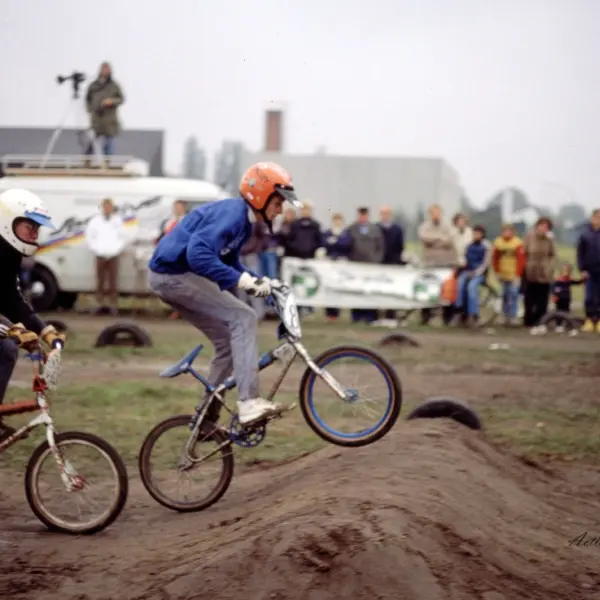 Matthias Gotter vor Fred Rennemüller beim Finale des Supercup 1981 in Bremen
