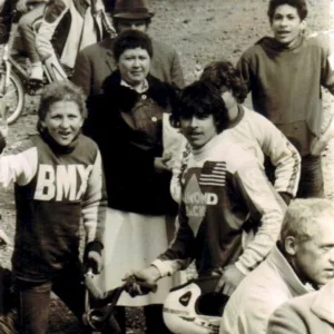 Ivi bei seinem ersten Rennen in Remagen. Im Hintergrund sein Vater mit Hut davor seine Schwester