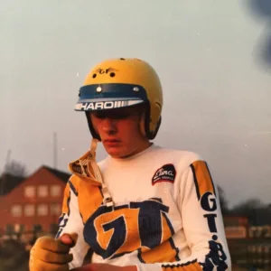 In Elles GT Uniform vor der GT-Sponserschaft